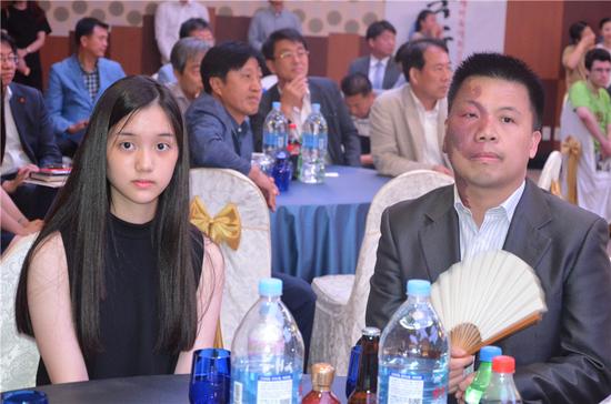 小美女俞利均与周俊勋出战混双