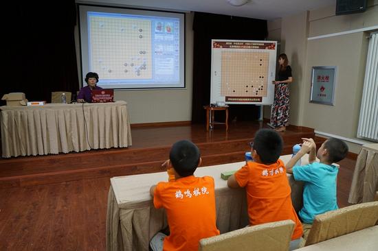 北京棋院队领队金茜倩五段在挂盘讲解