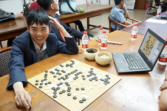 延世队输棋后，李世石在复盘