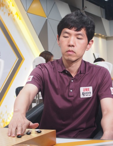 　　李昌镐天生的性格其实火爆，小时候因为生气还顶破过橱窗。他如何转变成谦逊内敛的模范棋士，是不可解的人性之谜。