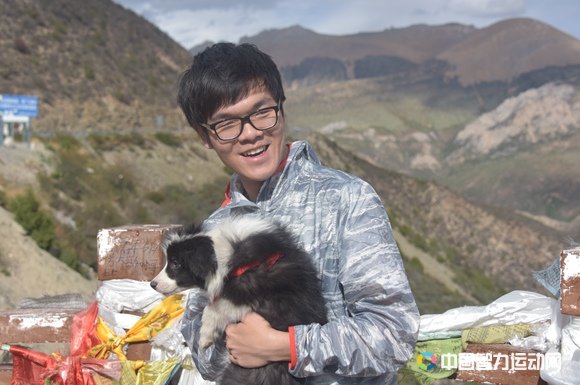 柯洁抱着小边牧笑容灿烂