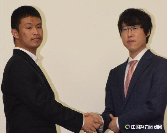 谢尔豪与井山赛前握手