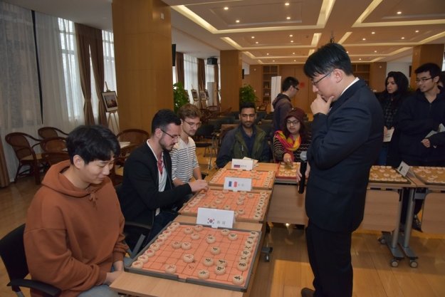 象棋海外推广再进上海交大 赵玮指导10国留学生