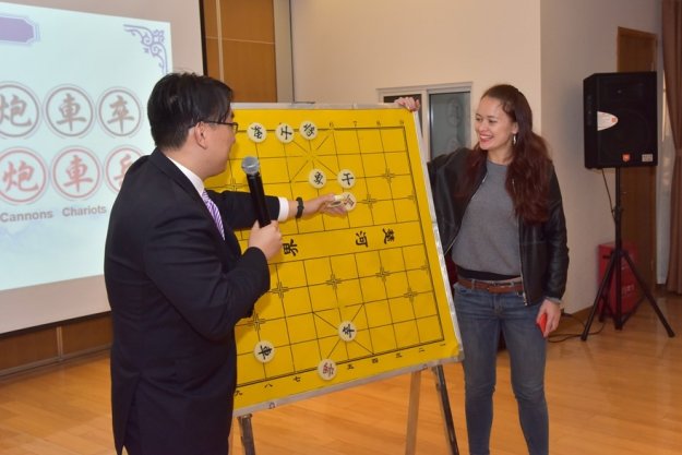 象棋海外推广再进上海交大 赵玮指导10国留学生