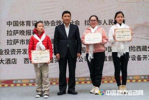 拉萨市委副书记、市长果果（左二）为女子组冠军李小溪（右一）、亚军郑璐（右二）和季军修昱瑾（左一）颁奖
