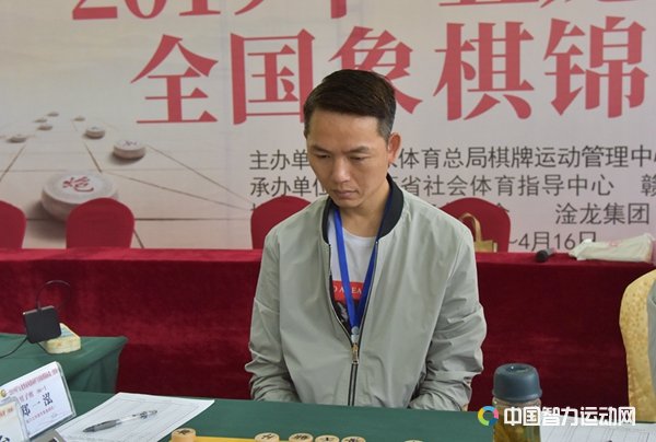 厦门队郑一泓特级大师坐镇一台