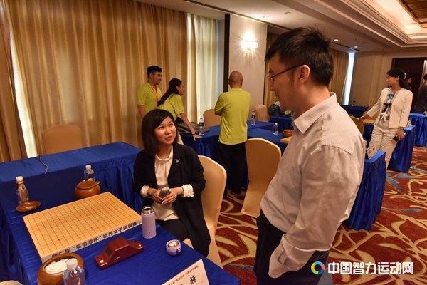 中国队教练王磊赛后和每名队员都沟通了一下