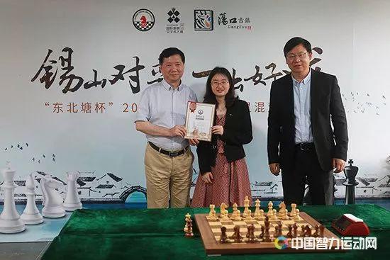  国家体育总局棋牌运动管理中心副主任、中国国际象棋协会副主席、国家队总教练叶江川为冠军棋手颁奖