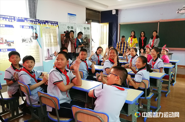 司前小学的同学们和九寨沟县第四小学的同学们打招呼