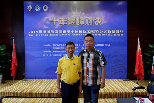 海南省国际象棋协会的常务副会长兼秘书长刘月清与韦奕在赛场合影