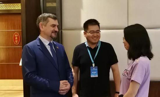 波罗刚与丁亦昕交流