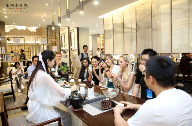 国象美女出席“院落鉴湖，棋聚美好”的活动