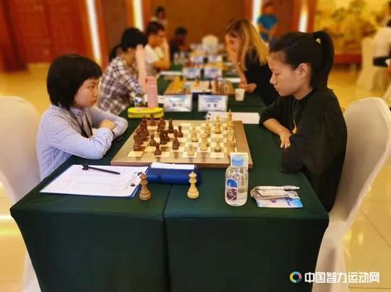 青岛城阳VS南京金陵中学河西分校队 两位少女棋手白雪和陈一宁战和