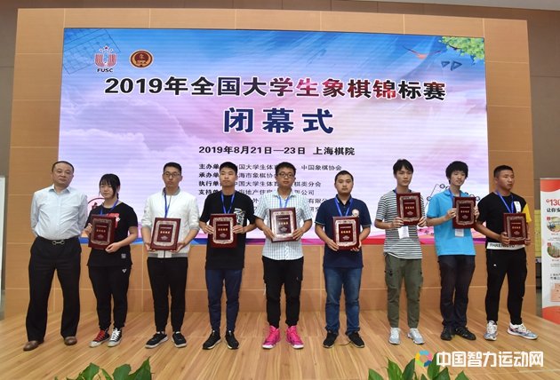 朱震宇为获得团体铜奖的参赛队代表颁奖