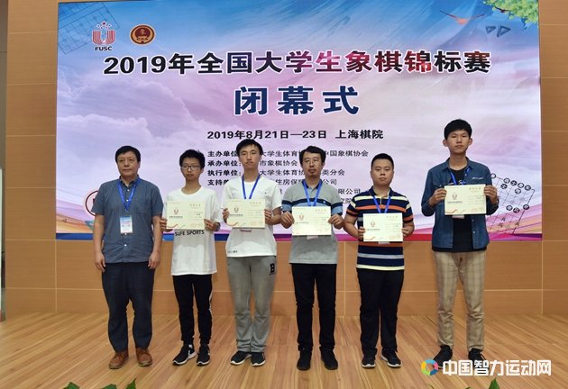 孟繁斌为获得男子个人第四名至第八名的运动员颁奖