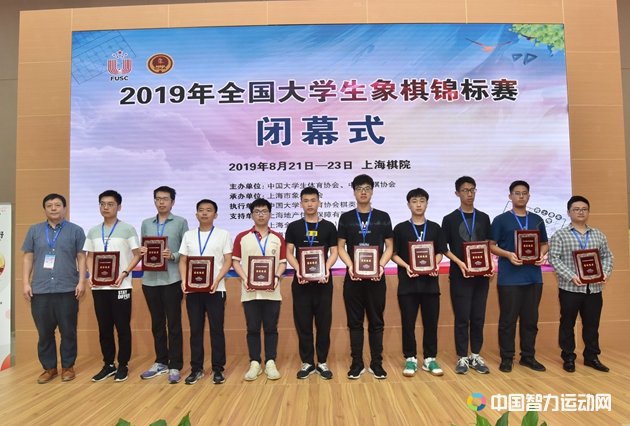 孟繁斌为获得团体银奖的参赛队代表颁奖