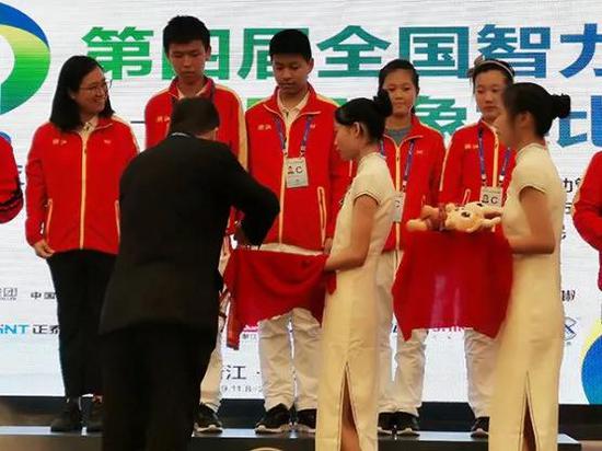 第四届全国智力运动会颁奖现场，左三为朱恒佚。