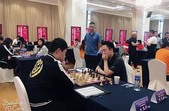 中国棋院杭州分院常务副院长杭天鹏关注杭州队甲级联赛小将